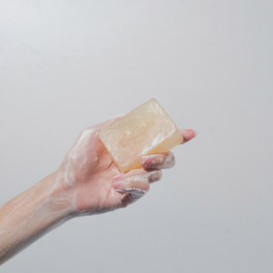 Jabón Aclarante 701, enriquecido con Niacinamida y Extracto de Papaya. Perfecto para todo tipo de piel, blanquea y revitaliza suavemente. - Product Image 1