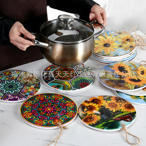 Sous-plat rond en céramique artisanale rouge Tian Tian du Fujian Dehua avec motif floral, antidérapant et isolant thermique pour bols et casseroles - Product Image 3