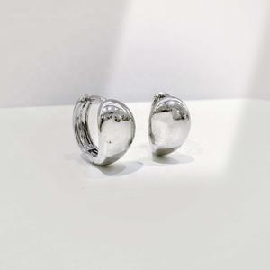 ต่างหูห่วงเงินแท้ 925 ชุบทอง 14k สไตล์มินิมอลแบบคลิป รุ่นคลาสสิกสำหรับผู้หญิง ขนาดใหญ่ ปี 2026 ราคาโรงงาน - Product Image 5