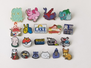 Distinguidos pines de solapa de metal esmaltado personalizados con cierre de mariposa para imagen institucional y eventos formales - Product Image 2