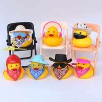 Petit canard jaune accessoires chapeau écharpe lunettes voiture jouet idéal pour les jouets promotionnels
