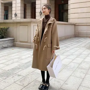도매 2023 겨울 새로운 긴 프랑스 스타일 황소 뿔 단추 느슨한 망토 느낌 일본 모직 여성 코트