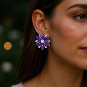 Boucles d'oreilles clous fleur pour femme avec pierre précieuse violette centrale et accents de taille brillant rond, bijoux en alliage pour soirée, modèle - Product Image 2