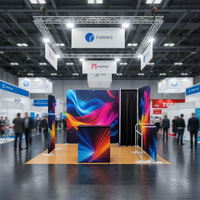 Stand d'exposition modulaire 10x10 pieds avec étagères de présentation à trois niveaux et espace de dressing privé