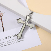 Collier avec pendentif croix religieuse en coquille d'ormeau argentée d'inspiration vintage