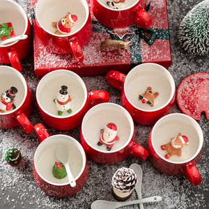 Caneca de Cerâmica com Design de Rena e Papai Noel, Copo Festivo Vermelho com Tampa e Colher, Presente de Natal - Product Image 1