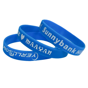 Bracelet en silicone personnalisé avec logo en relief, bracelet fin personnalisé avec logo gravé et rempli d'encre pour les mariages et les réunions <span class=keywords><strong>de</strong></span> famille - Product Image 6