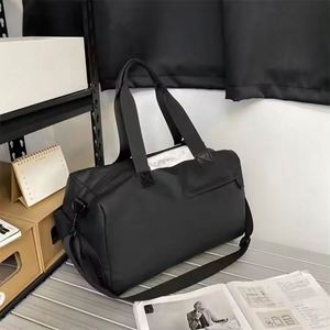 Muestra gratuita de bolsa de lona de poliéster rosa grande, acolchada, con diseño personalizado, para mujer, ideal para viajes y gimnasio, con logo. - Product Image 3