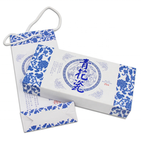 Boîte cadeau artisanale en céramique bleue et blanche chinoise avec logo personnalisé imprimé, boîte à rabat magnétique avec insert en mousse EVA