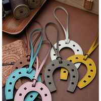 En gros, Breloque de sac en cuir pleine fleur en forme de fer à cheval, Pendentif de sac à main équestre, Accessoire de sac à main, Logo personnalisé, 12 couleurs, Vente en gros