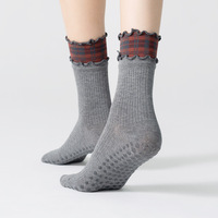Chaussettes de Pilates pour femmes, style mode, à double volant, motif écossais, pour la vente en gros