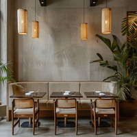 Ensemble de mobilier commercial moderne pour restaurant : chaises en rotin et bois, tables à manger en bois, banquette en tissu pour café et hôtel