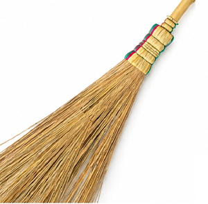 Escoba Tradicional de Coco para Jardín con Palo de Palma Natural, Escoba para Limpieza Exterior con Mango de Bambú, Hecha en Indonesia - Product Image 2