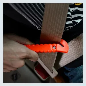 Outil d'évacuation d'urgence 2-en-1 en métal pour voiture, brise-vitre en acier et coupe-ceinture de sécurité dissimulé pour le sauvetage en cas d'incendie et de submersion - Product Image 4