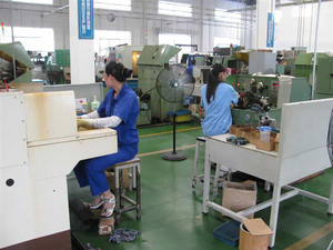 Tendeur et poulie de courroie Offres Spéciales de haute qualité pour pièces de moteur Mercedes <span class=keywords><strong>Chrysler</strong></span> 2722000270 2722000070 68020886AA 04862624AA - Product Image 4