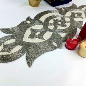 Chemin de table en tissu irrégulier Glam avec motif floral perlé, tapis antidérapants pour la décoration de la maison, des mariages et des banquets - Product Image 1