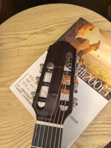 Chitarra classica sinistra personalizzata di alta qualità a <span class=keywords><strong>7</strong></span> <span class=keywords><strong>corde</strong></span> da 39 pollici tutto in legno di rosolo rosso con tastiera in ebano - Product Image 2