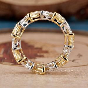 Anillo de diamantes de joyería fina con piedra central de corte esmeralda radiante y banda pulida elegante para un compromiso sofisticado. - Product Image 6