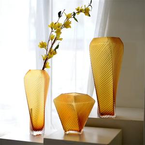 Vase en verre créatif avec un design de tour inclinée givrée - Product Image 2