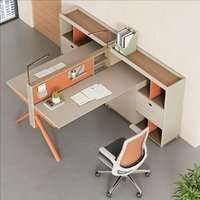 Bureau d'employé moderne et luxueux avec un design épuré, poste de travail durable doté d'un meuble en bois