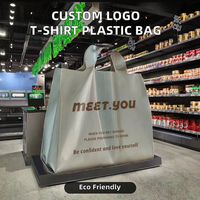 Sacs de courses en plastique PE pour T-shirts, vente en gros, impression de logo personnalisée, sacs d'emballage pour boutiques, sacs pour magasins de détail