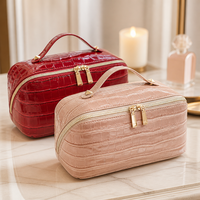 Pochette de toilette en cuir PU gaufré effet croco avec logo personnalisé, grande capacité, poignée supérieure, pour femme, rose blush, bordeaux