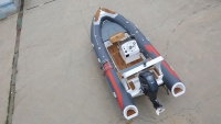 Bateau semi-rigide 550 cm en Hypalon PVC avec coque en fibre de verre
