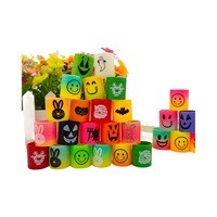 Mini jouet élastique amusant en plastique coloré avec visage souriant et cercle arc-en-ciel pour Noël et Halloween