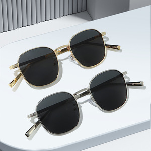 Occhiali da Sole Quadrati Vintage in Metallo 2026 da Donna, Eleganti Occhiali Decorativi, Occhiali da Sole Popolari con Logo Personalizzato di Alta Qualità - Product Image 3