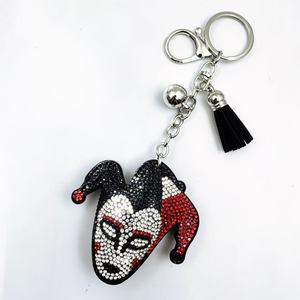 Porte-clés en métal à transfert thermique, style clown <span class=keywords><strong>de</strong></span> <span class=keywords><strong>dessin</strong></span> <span class=keywords><strong>animé</strong></span>, orné <span class=keywords><strong>de</strong></span> strass, avec pompon, tendance, style européen-américain transfrontalier - Product Image 4
