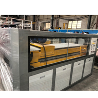 Ligne de production de la machine d'extrusion WPC SPC bois/plastique composite utilisée pour le revêtement de sol
