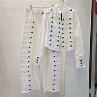 Ensemble deux pièces en jean pour femme OUDINA : veste courte multi-boutons à boucle métallique vintage et jean scimitar taille haute