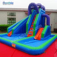Toboggan aquatique gonflable pour jardin avec piscine à jets d'eau et échelle d'escalade pour événements estivaux pour enfants
