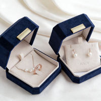 Boîtes à bijoux en velours haut de gamme personnalisées avec plaque en métal - Étui de rangement personnalisé avec logo gravé pour l'emballage de bijoux de luxe