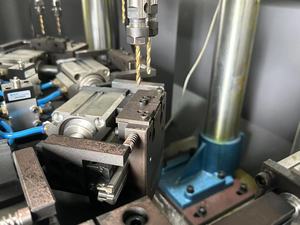 Machine de perçage et de taraudage rotative à chargement et déchargement manuels, perceuse à colonne - Product Image 4