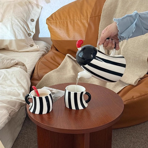 Tazze in Ceramica a Righe Bianche <span class=keywords><strong>e</strong></span> <span class=keywords><strong>Nere</strong></span>, Tazze in Porcellana Premium con Cucchiaio Rosso per Hotel, Ristoranti <span class=keywords><strong>e</strong></span> Uso Quotidiano Domestico - Product Image 3