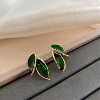 Pendientes pequeños exquisitos de hoja marrón Estilo de alto grado Pendientes versátiles de estilo occidental dulce