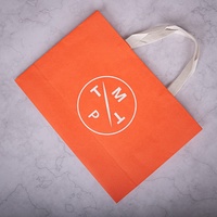 Sacs d'emballage en papier couché personnalisés avec logo imprimé, en matériaux recyclés, avec poignée patch pour pulls, écharpes, manteaux et vêtements