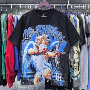 เสื้อยืดลายกราฟิก Life Hustlers Angel ทรงหลวมสำหรับผู้ชาย ผ้าฝ้าย 100% แขนสั้น สไตล์ลำลอง สตรีทแวร์ ระบายอากาศได้ดี ลายพิมพ์วินเทจ - Product Image 3