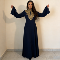 Robes musulmanes élégantes pour femmes, tendance, bleu marine, broderie dorée, bordure de perles, col montant, manches évasées, coupe ample, longueur au sol