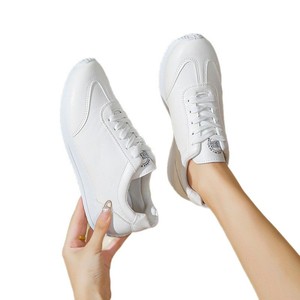 Zapatillas blancas informales para mujer, calzado deportivo moderno para estudiantes, zapatos blancos versátiles y modernos adecuados para el estilo coreano - Product Image 1