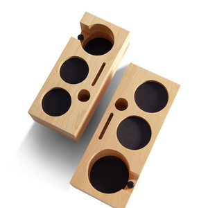 Base de tamper à café en bois de hêtre Casso 51mm 58mm, cinq trous, en bois massif, accessoire universel pour café, rangement - Product Image 1