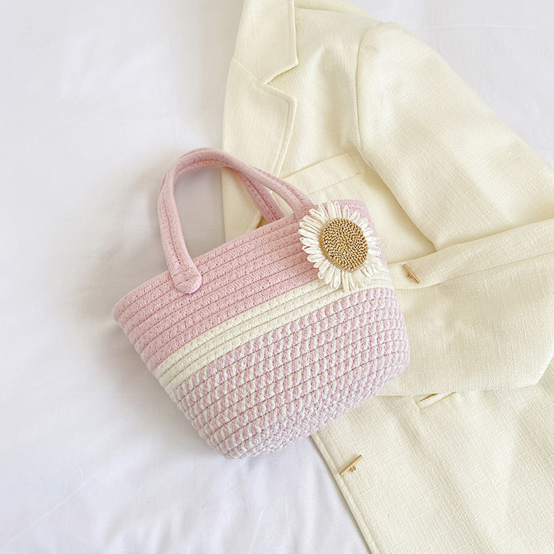 Straw woven flower pink