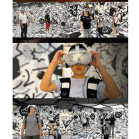 Simulateur de tir VR en salle spacieuse avec déplacement libre et exploration, arène de réalité virtuelle multijoueur, expérience de réalité virtuelle gratuite