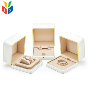 Scatola di Lusso in Pelle Bianca per Anelli e Bracciali, Interno in Tessuto Satinato, Cornice in Metallo Dorato <span class=keywords><strong>con</strong></span> Targhetta Incisa, Confezione per Gioielli - Product Image 5
