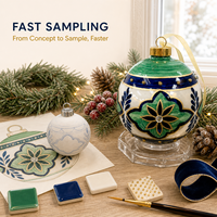 Boule de Noël en verre peinte à la main de style marocain méditerranéen, vert émeraude et bleu royal, ornement floral avec accent en strass