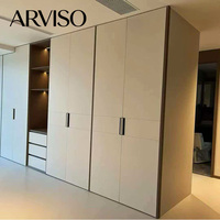 Armoire autoportante sur mesure de luxe moderne avec portes en panneaux de particules, écologique, grande capacité, pour chambre et appartement luxueux