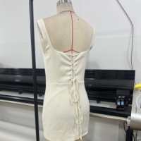 Robe Courte Moulante Sexy pour Femme à Col Carré et Bretelles Exquises, Ornée de Strass et de Perles, Idéale pour les Fêtes à la Plage