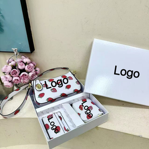 <span class=keywords><strong>กระเป๋า</strong></span>ถือผู้หญิงรุ่นใหม่ปี 2026 ชุด 3 ชิ้น ดีไซน์เนอร์ลายแคนดี้เชอร์รี่ <span class=keywords><strong>กระเป๋า</strong></span>สะพายข้าง <span class=keywords><strong>กระเป๋า</strong></span>แบรนด์เนม พร้อมคลิปหนีบเงิน กล่องของขวัญพร้อมโลโก้ - Product Image 2