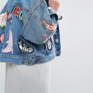 Última Novedad al por Mayor: Chaqueta Vaquera Oversize para Mujer con Insignias Bordadas - Product Image 3